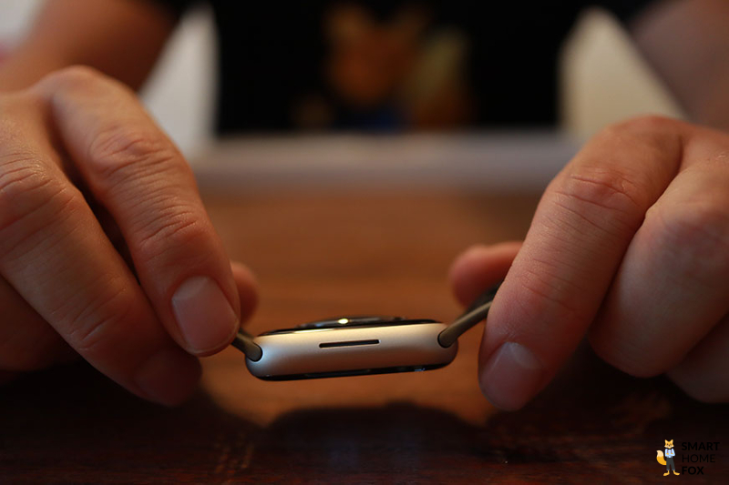 Man sieht den Lautsprecher der Apple Watch 8.
